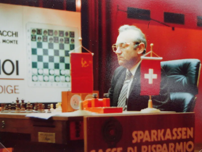Viktor Korchnoi waiting before game 1 in Merano, 1 October 1981.